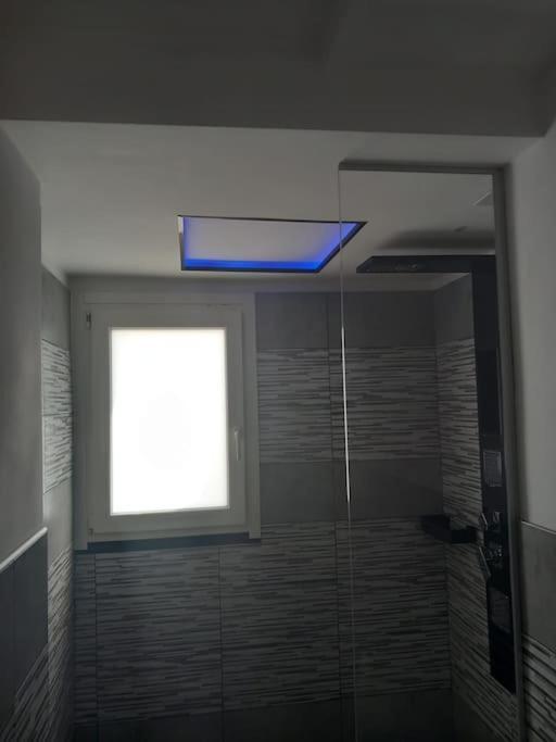 מונסרטו Chromotherapy Flat מראה חיצוני תמונה